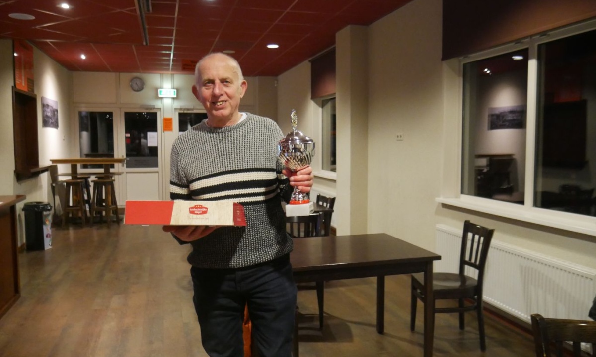 Harrie Vos wint 5e ronde 't Oekies Klaverjasbokaal, wisselbeker 2018-2019 prooi voor Arie Bolk