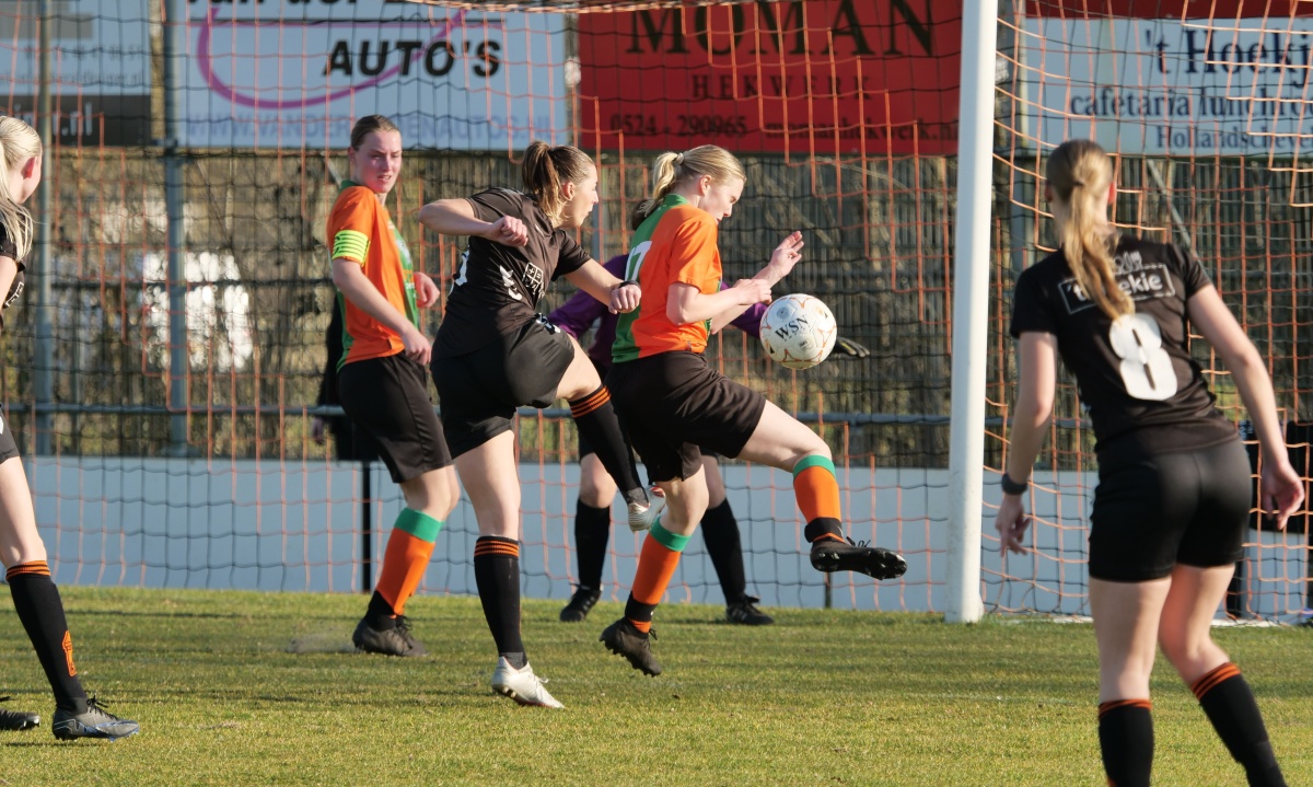 Thuiswinst Hollandscheveld in vriendelijke derby tegen VVAK