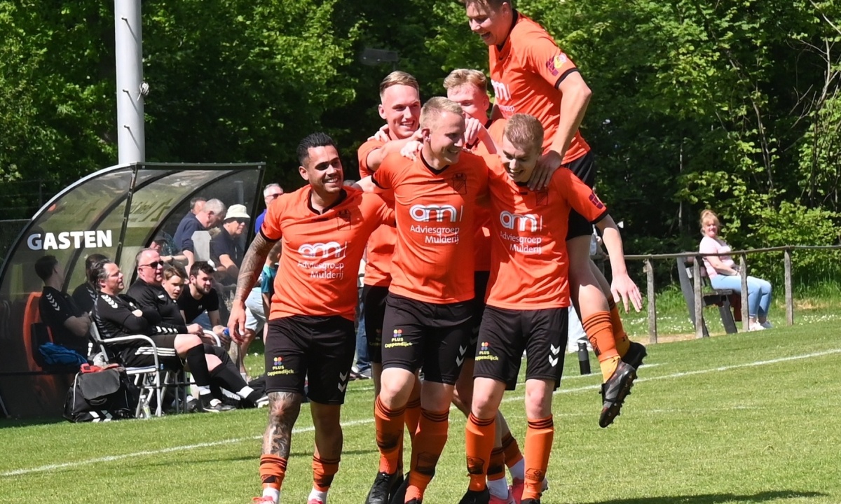 Zevenklapper Hollandscheveld tegen Klazienaveen