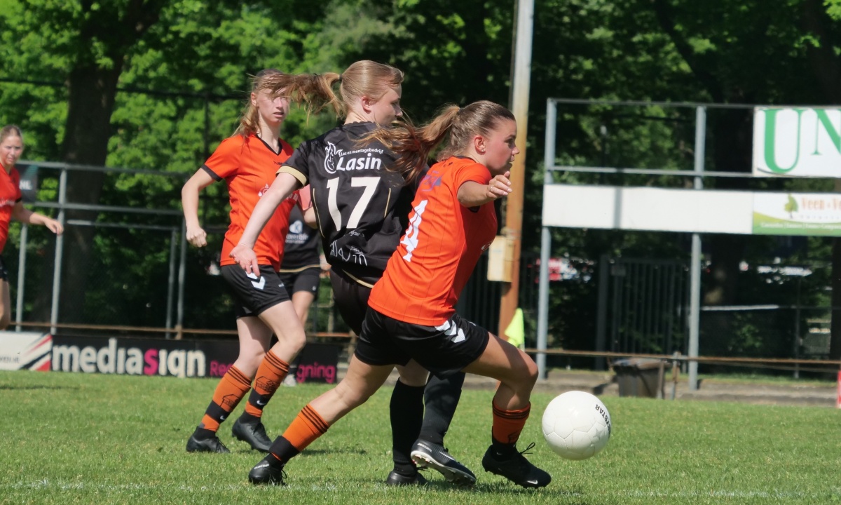 Winst op Klazienaveen brengt de dames van Hollandscheveld op de drempel van het kampioenschap