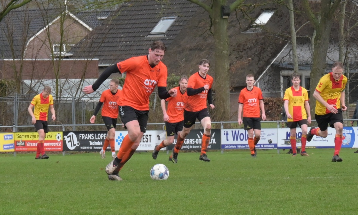 Vermakelijk voetbalgevecht tussen Vitesse’63 en Hollandscheveld